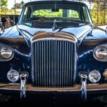Klasyczny Bentley S3 widziany od frontu w muzeum motoryzacji retro