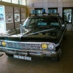 Najciekawsze polskie muzea motoryzacji retro, które warto znać Klasyczny radiowóz policyjny jako eksponat w muzeum motoryzacji