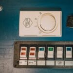 Panel sterowania z przełącznikami i pokrętłem w zakładzie przemysłowym