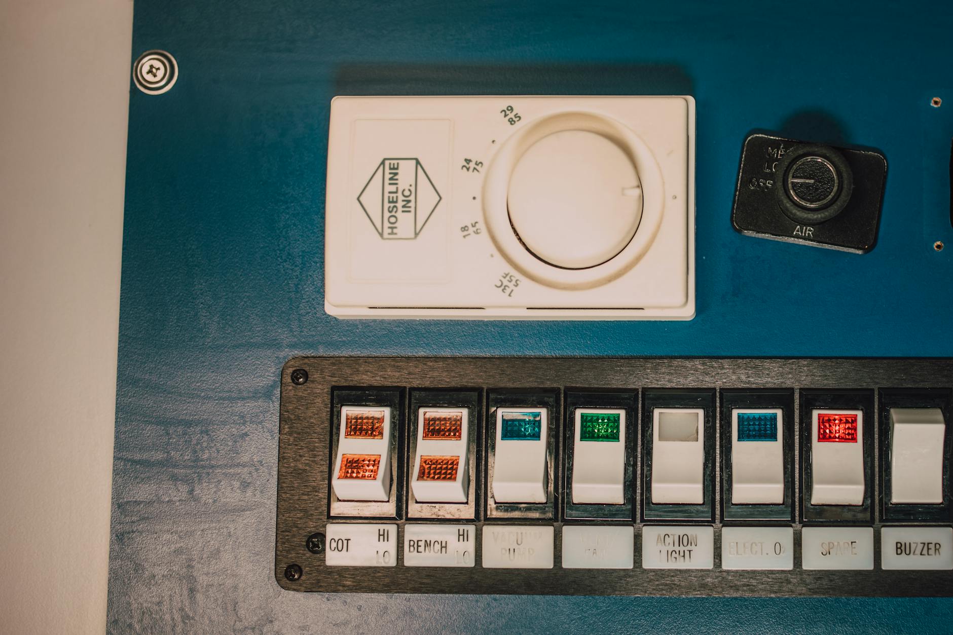 Elektryk mierzy parametry wyłącznika w przemysłowej rozdzielnicy