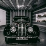 Zabytkowe BMW na ekspozycji w muzeum motoryzacji