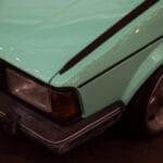 Zbliżenie reflektora i koła klasycznego polskiego auta retro