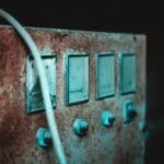 Zbliżenie zardzewiałego starego panelu elektrycznego z pokrętłami