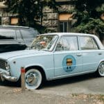 Polskie klasyki na gaz: fakty, mity i doświadczenia kierowców Żółty klasyczny VAZ-2101 z logo burgera zaparkowany na ulicy w mieście