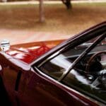 Detal wnętrza klasycznego auta z widoczną częścią nadwozia