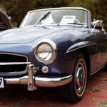 Jak przygotować auto i siebie do zlotu z konkursem elegancji, by nie przepaść w tłumie wypieszczonych klasyków Klasyczny kabriolet Mercedes błyszczący na zlocie eleganckich aut