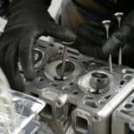 Modyfikacje gaźnika i zapłonu pod LPG w klasykach – jak zwiększyć żywotność zaworów i głowicy Mechanik reguluje głowicę silnika i zawory w klasycznym aucie pod LPG