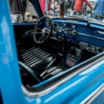 Odświeżanie wnętrza klasyka krok po kroku, czyli co zrobić przed tapicerem Wnętrze klasycznego niebieskiego Volkswagena Garbusa z epoki