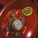 Gdzie szukać części do aut PRL w Polsce i w internecie, by nie przepłacić i nie kupić podróbek Zardzewiałe czerwone koło zapasowe z napisem 80 km/h maksymalnej prędkości