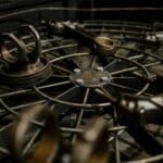 Zardzewiałe metalowe części samochodowe ułożone na metalowej kratownicy