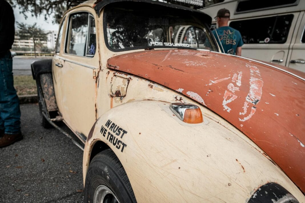 Zardzewiały klasyczny Volkswagen Garbus po zimie z widoczną korozją