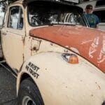 Zardzewiały klasyczny Volkswagen Garbus po zimie z widoczną korozją