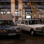 Klasyczne limuzyny Mercedes Benz na hali wystawy samochodów zabytkowych