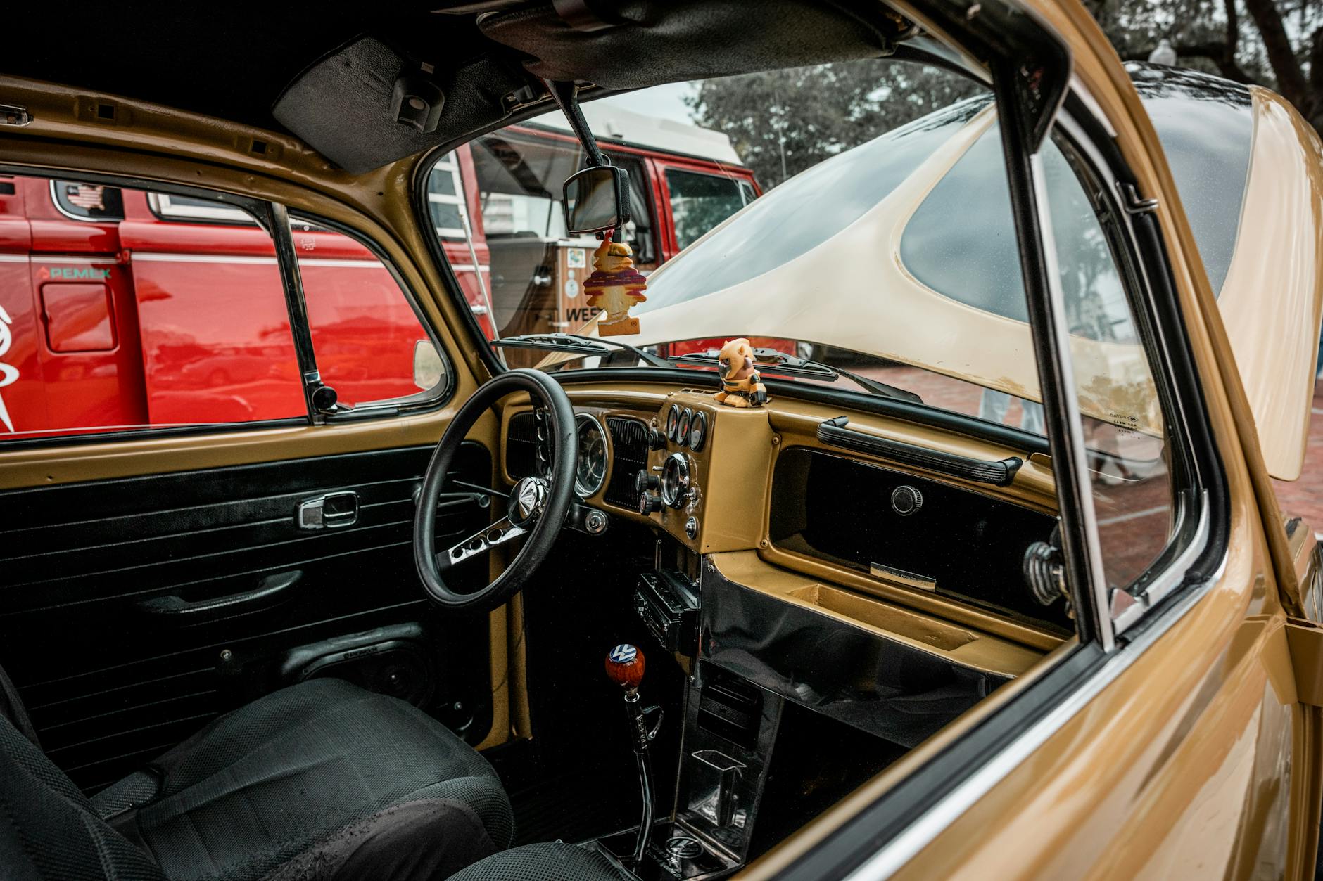 Klasyczne wnętrze garbusa z detalami kierownicy i deski rozdzielczej