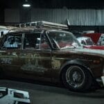 Klasyczny sedan w stylu retro w przemysłowym magazynie