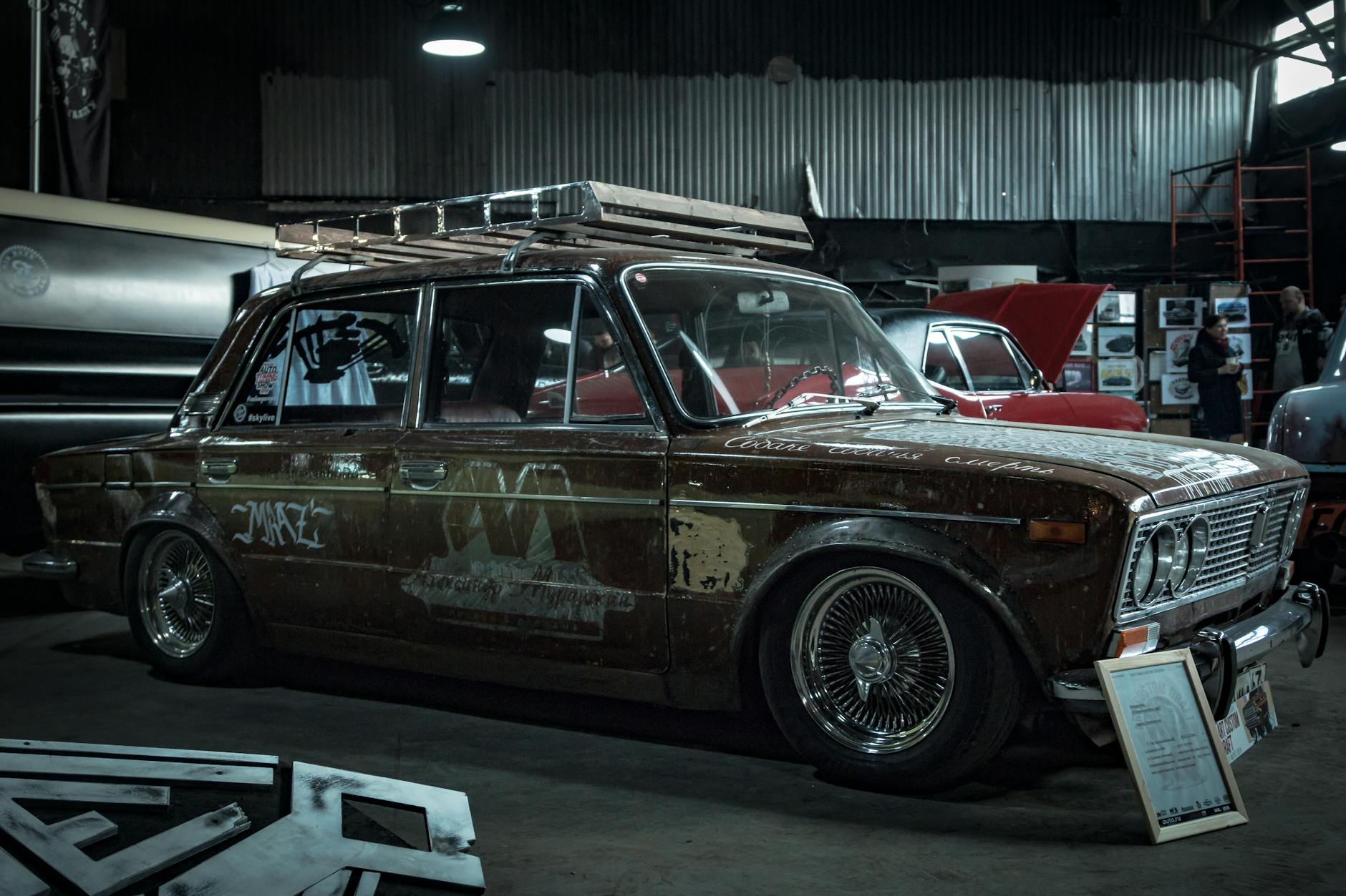 Klasyczny sedan w stylu retro w przemysłowym magazynie