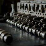 Regeneracja głowicy w silnikach FSO: prowadnice zaworów, planowanie, uszczelki i koszty Zbliżenie wałków rozrządu i sprężyn zaworów na stole warsztatowym